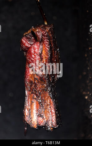 Fumatori collo di maiale in home smokehouse Foto Stock
