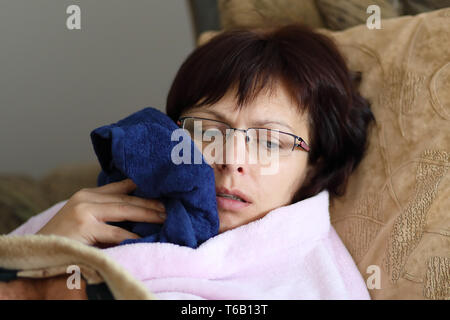 La donna a casa dopo tirare i denti Foto Stock