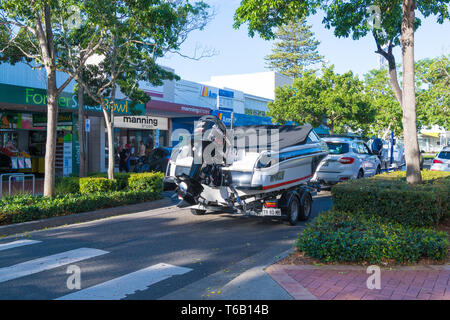 Forster, NSW, Australia-April 20, 2019: persone godendo il sole nella città di Forster, una città costiera nella regione dei Grandi Laghi Foto Stock