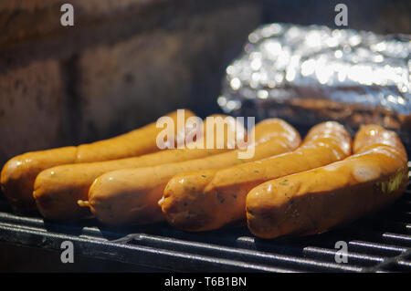 Salsicce alla griglia su un grill. Il bratwurst close up Foto Stock