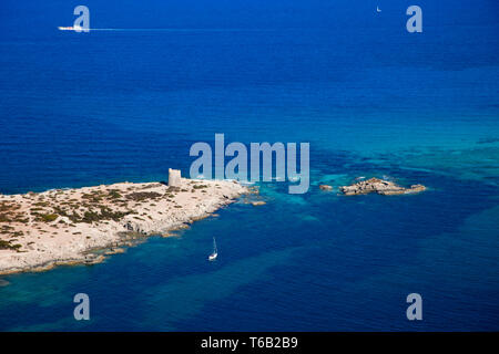 Punta de Sa Torre con torre de Ses Portes e Ses Salines spiaggia. Ibiza. Isole Baleari. Spagna. Foto Stock