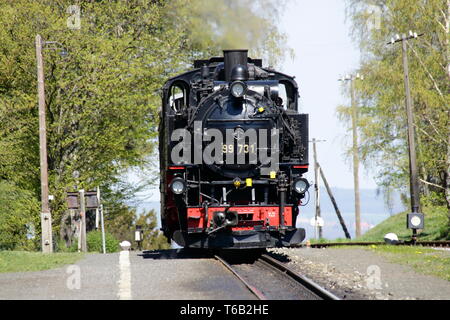 Avvicinando una locomotiva a vapore per una vettura in attesa Foto Stock