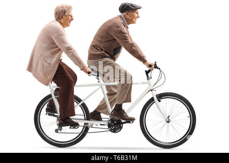 A piena lunghezza shot di un senior l uomo e la donna in sella ad una bicicletta tandem isolati su sfondo bianco Foto Stock