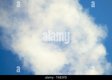 Sfondo astratto fumo bianco su un cielo blu chiaro Foto Stock
