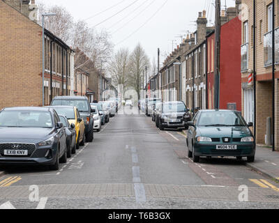 Una vista di una strada a Cambridge Regno Unito con le auto parcheggiate lungo la strada e case a schiera in Romsey area mulino off road Foto Stock