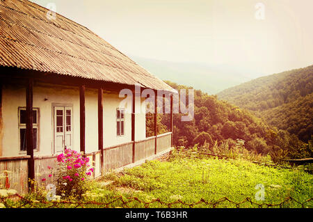 Ukrainian vecchia casa nei Carpazi sfondo con un tetto di ardesia filtro Foto Stock