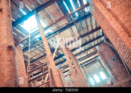 Supporti in legno alla costruzione di un edificio in mattoni, filtro Foto Stock