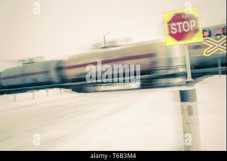 Treno con serbatoi di olio in movimento. Foto Stock