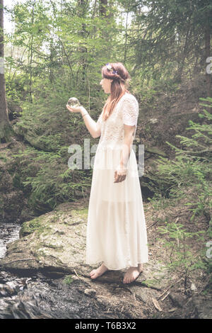 Bella tall fortune teller donna nei boschi Foto Stock