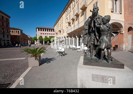 L'Italia, Lombardia, Cremona, Piazza Stradivari piazza Antonio Stradivari Liutaio monumento di Floriano Bodini Foto Stock