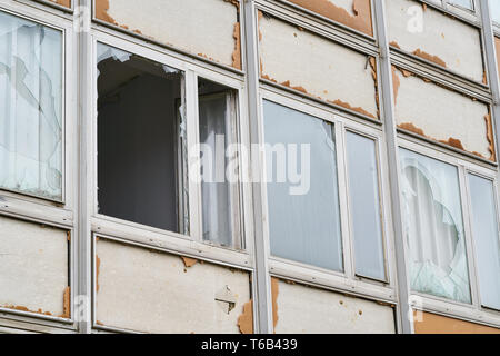 Distrutto windows di un abbandonato edificio per uffici a Magdeburgo Foto Stock