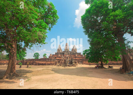 Tre torri e lungo le scale di antico tempio di Angkor. Cambogia Foto Stock