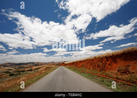 La strada attraverso il Madagascar highland paesaggio di campagna. Foto Stock