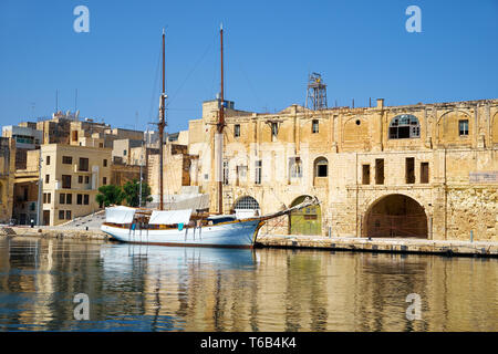 Lo yacht ormeggiati al molo vicino al vecchio dock. Malta. Foto Stock