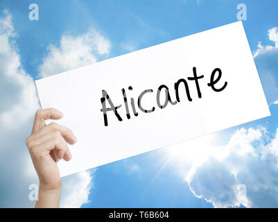 Alicante segno su carta bianca. Man mano che tiene la carta con testo. Isolato su sfondo cielo Foto Stock