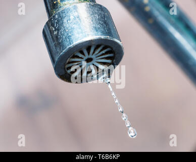 Ripresa macro di una vecchia cucina tocca il gocciolamento, sprecando del concetto di acqua Foto Stock