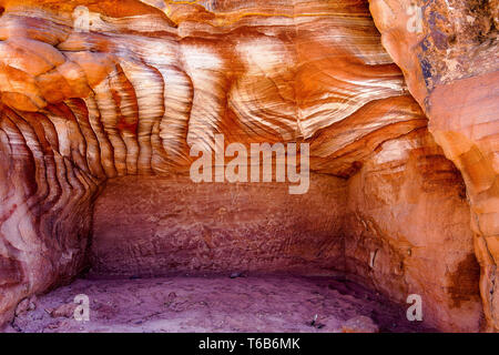 Arenaria colorata all'interno di un sepolcro, Rose Red Rock tomba facciata, Street di facciate, Petra Giordania. Foto Stock