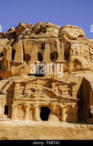 Obelisco tomba e Bab as-Siq triclinio, Petra, Giordania. Foto Stock