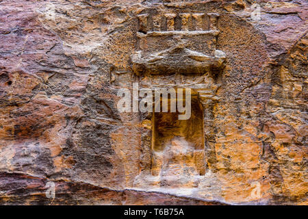 In Bas-Relief Al-Siq è l'ingresso principale Canyon a Petra, Giordania. Foto Stock