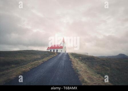 Una strada stretta che conduce alla chiesa sulla collina Foto Stock