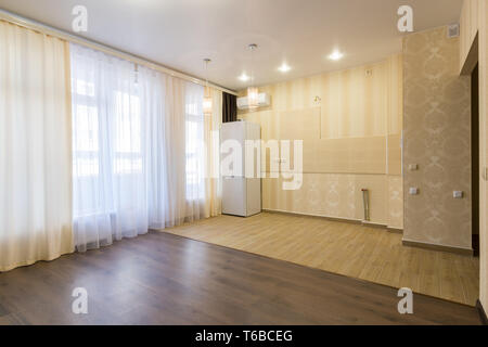 Interno rinnovato cucina combinata con un soggiorno, non ammobiliato Foto Stock