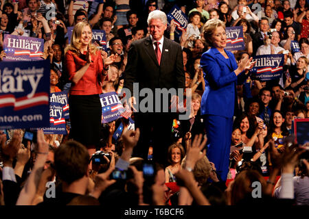 Speranzoso presidenziali Hillary Clinton sta tenendo il suo discorso vittoria al Baruch College dopo aver vinto il Dakota del Sud, applaudendo Obama per il Montana ma non ancora ammettendo. Hillary, suo marito Bill e la loro figlia Chelsea sul palco prima di Hillarys discorso. Foto Stock