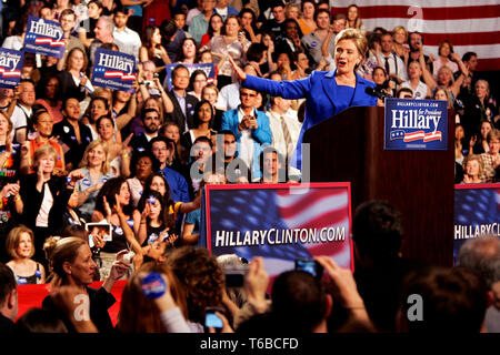 Speranzoso presidenziali Hillary Clinton sta tenendo il suo discorso vittoria al Baruch College dopo aver vinto il Dakota del Sud, applaudendo Obama per il Montana ma non ancora ammettendo. Foto Stock