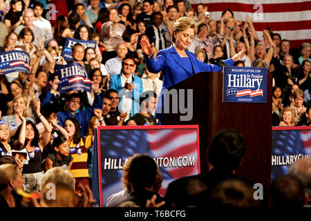 Speranzoso presidenziali Hillary Clinton sta tenendo il suo discorso vittoria al Baruch College dopo aver vinto il Dakota del Sud, applaudendo Obama per il Montana ma non ancora ammettendo. Foto Stock