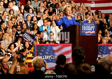 Speranzoso presidenziali Hillary Clinton sta tenendo il suo discorso vittoria al Baruch College dopo aver vinto il Dakota del Sud, applaudendo Obama per il Montana ma non ancora ammettendo. Foto Stock