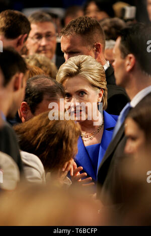 Speranzoso presidenziali Hillary Clinton sta tenendo il suo discorso vittoria al Baruch College dopo aver vinto il Dakota del Sud, applaudendo Obama per il Montana ma non ancora ammettendo. Foto Stock