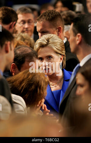 Speranzoso presidenziali Hillary Clinton sta tenendo il suo discorso vittoria al Baruch College dopo aver vinto il Dakota del Sud, applaudendo Obama per il Montana ma non ancora ammettendo. Foto Stock