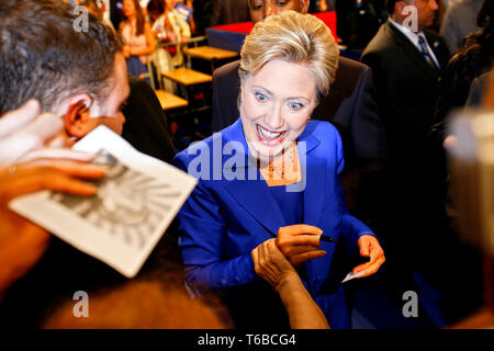 Speranzoso presidenziali Hillary Clinton sta tenendo il suo discorso vittoria al Baruch College dopo aver vinto il Dakota del Sud, applaudendo Obama per il Montana ma non ancora ammettendo. Foto Stock