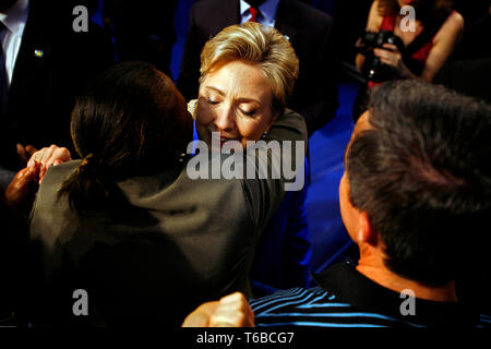 Speranzoso presidenziali Hillary Clinton sta tenendo il suo discorso vittoria al Baruch College dopo aver vinto il Dakota del Sud, applaudendo Obama per il Montana ma non ancora ammettendo. Un caloroso abbraccio dopo il discorso. Foto Stock