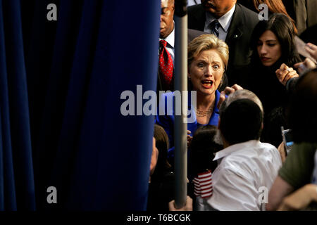 Speranzoso presidenziali Hillary Clinton sta tenendo il suo discorso vittoria al Baruch College dopo aver vinto il Dakota del Sud, applaudendo Obama per il Montana ma non ancora ammettendo. Un commento finale prima di lasciare dietro il sipario. Foto Stock