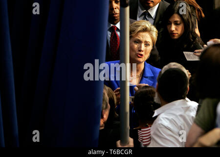 Speranzoso presidenziali Hillary Clinton sta tenendo il suo discorso vittoria al Baruch College dopo aver vinto il Dakota del Sud, applaudendo Obama per il Montana ma non ancora ammettendo. Un commento finale prima di lasciare dietro il sipario. Foto Stock