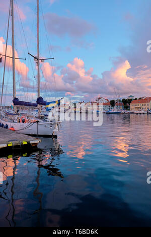 Marstrand Porto, città e dell'isola al tramonto in Kungälv comune, Västra Götaland County, sulla costa di Bohuslan Svezia Foto Stock