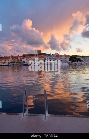 Marstrand città e dell'isola al tramonto in Kungälv comune, Västra Götaland County, sulla costa di Bohuslan Svezia Foto Stock