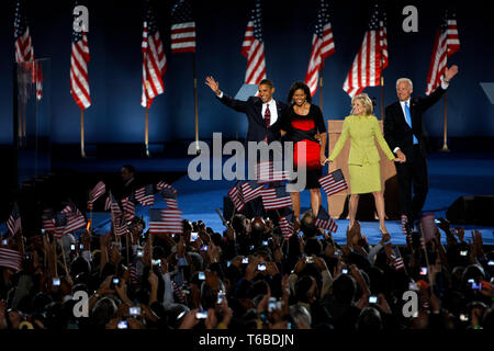 Il candidato presidenziale Barack Obama e sua moglie Michelle, del suo compagno di squadra Joe Biden e Bidens moglie Jill sul palco su Hutchinson Campo in Grant Park in Chicago, dopo aver vinto le elezioni presidenziali. Foto Stock