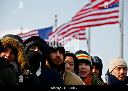 L'inaugurazione del 44° Presidente degli Stati Uniti. Amanda Pietra, Megan Auburn, George giovane, David Pinskey, Ilene Tran, Christine Tran e Akisan Gupta a fare il tifo per come il Presidente Barack Obama tiene il suo discorso di accettazione del. Foto Stock