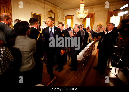 Il Presidente degli Stati Uniti Barack Obama, segni nella legge di migliorare i diritti per i veterani. Foto Stock