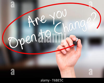 Man mano che scrive siete aperti al cambiamento? Con il pennarello nero su schermo visivo Foto Stock