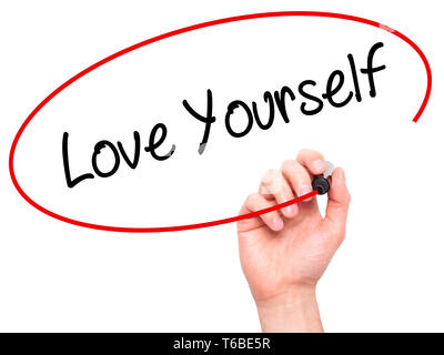 Man mano che scrive amore di te con pennarello nero su schermo visivo Foto Stock