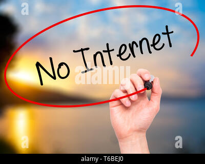 Man mano che scrive No Internet con pennarello nero su schermo visivo Foto Stock