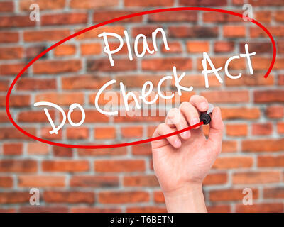Man mano piano di scrittura Fare controllare atto con il pennarello nero su schermo visivo Foto Stock