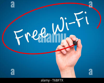 Man mano che scrive Wifi gratuito con pennarello nero su schermo visivo Foto Stock