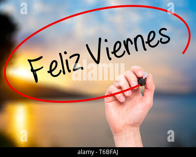 Man mano che scrive Feliz Viernes (Venerdì felice in spagnolo) con pennarello nero su schermo visivo Foto Stock