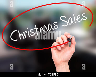 Man mano che scrive vendite di Natale con pennarello nero su schermo visivo Foto Stock