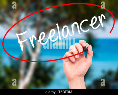 Man mano che scrive il freelance con pennarello nero su schermo visivo. Foto Stock