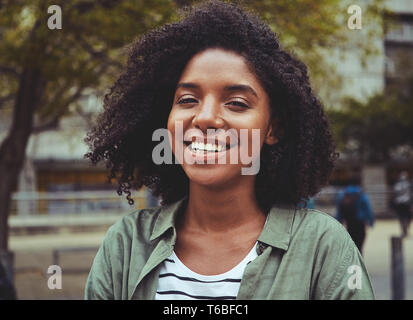 Ritratto di sorridente giovane donna all'aperto Foto Stock