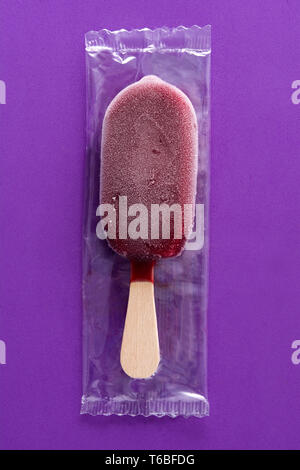 Pranzo fragola ghiaccioli su sfondo viola. Foto Stock
